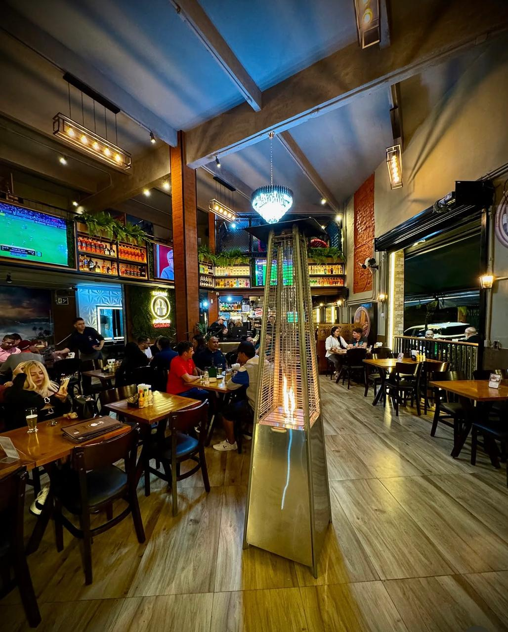 Salão do restaurante com clientes e aquecedor central